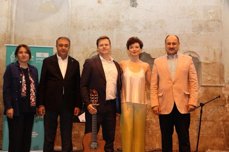 Urfa’da Uluslararası Müzik Rüzgarı Esti: Avusturyalı Ünlü Müzisyen Urfa İçin Bestelediği Eseri Seslendirdi