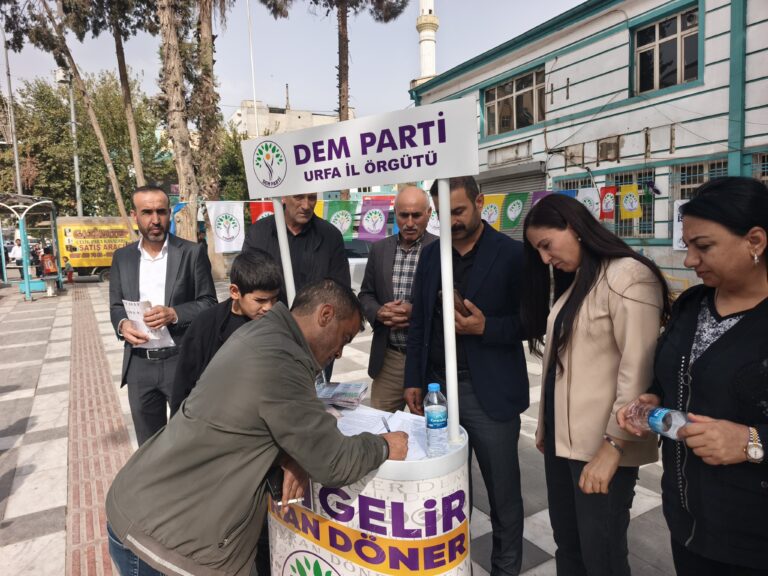Dem Parti Akçakale’de Barış İçin İmza Stant’ı Açtı