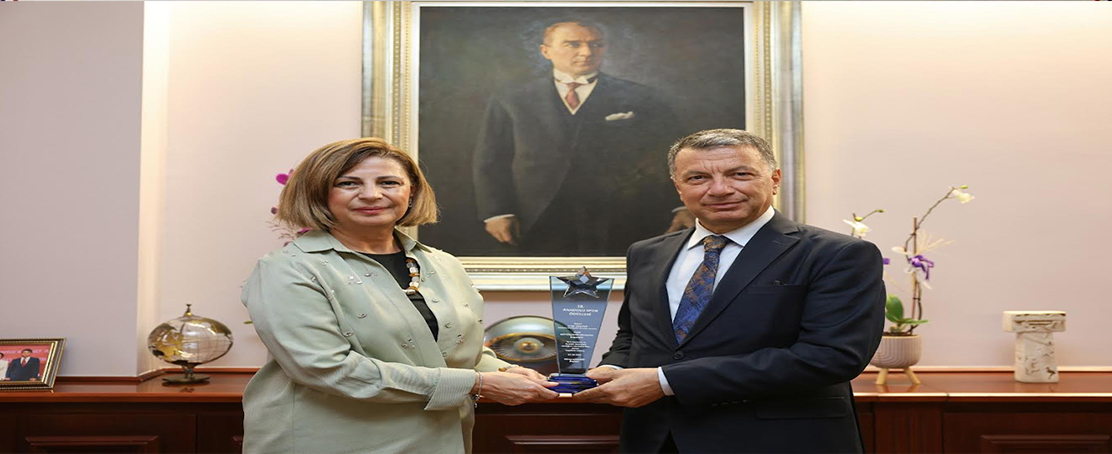 Başkan Ayşe Ünlüce’ye “Yılın Büyükşehir Belediye Başkanı” Ödülü