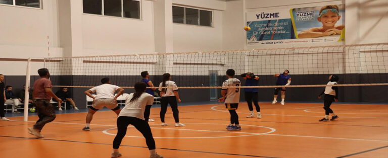 Karaköprü’de Öğretmenler Voleybol Sahasında Buluşuyor!