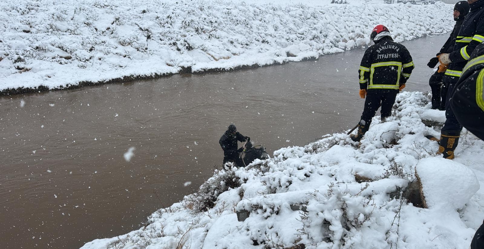 Şanlıurfa’da Sulama Kanalına Düşen Araçta 3 Çocuk Hayatını Kaybetti, Baba Aranıyor
