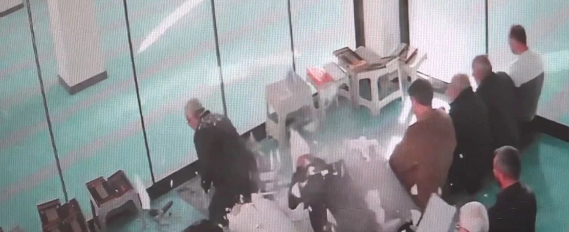 Cami’nin Tavan Alçısı Cemaat’in üzerine düştü!