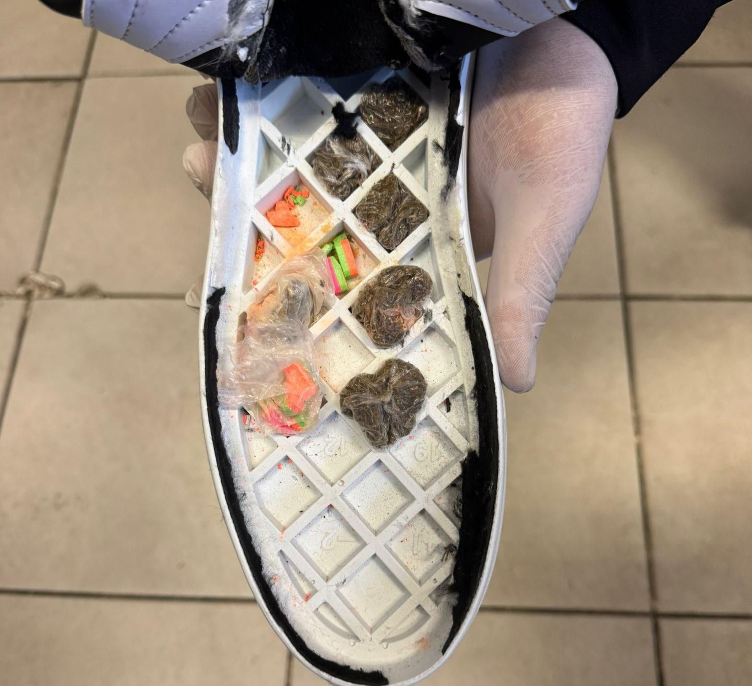 Ayakkabı tabanında uyuşturucu yakalandı