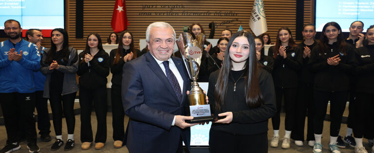 Genç Sporcular Başarılarını Belediye Meclisinde Paylaştı!