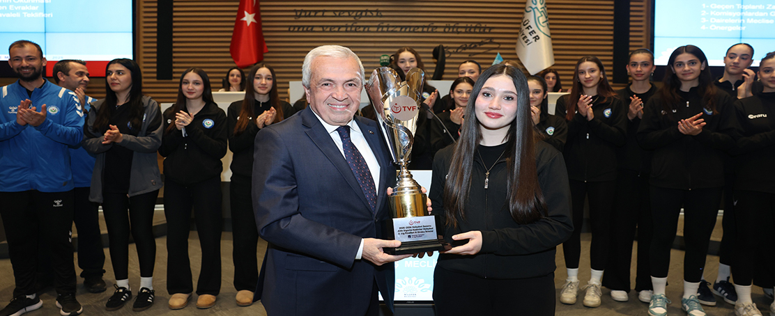 Genç Sporcular Başarılarını Belediye Meclisinde Paylaştı!