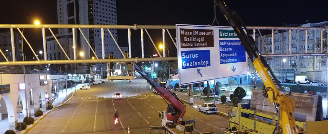 Büyükşehir’den Baş Üstü Yönlendirme Levhaları Arttırılıyor!