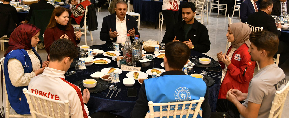Vali Şıldak, İftarda Gençlerle Buluştu!