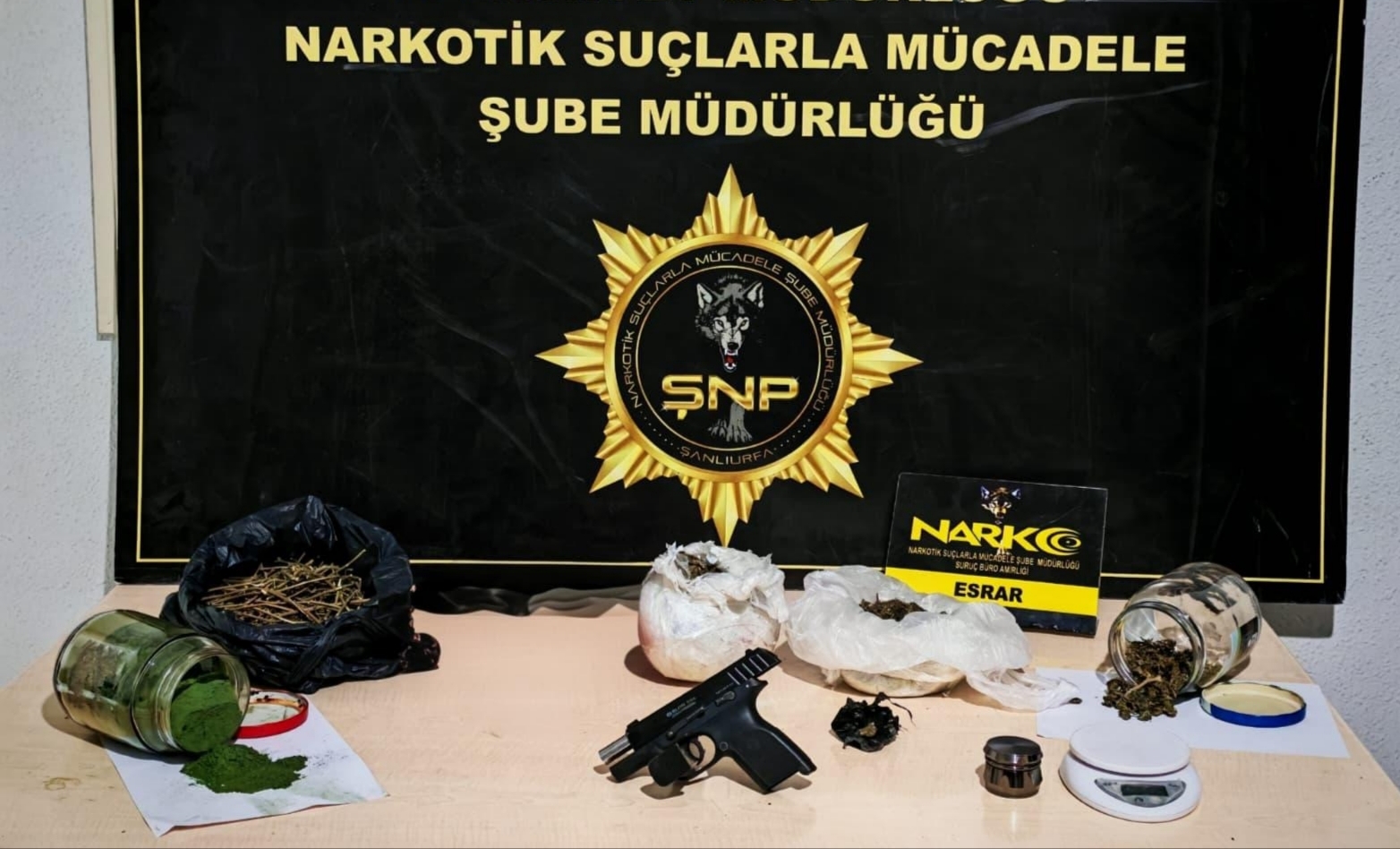 Narkotik operasyonu: uyuşturucu ve silah ele geçirildi