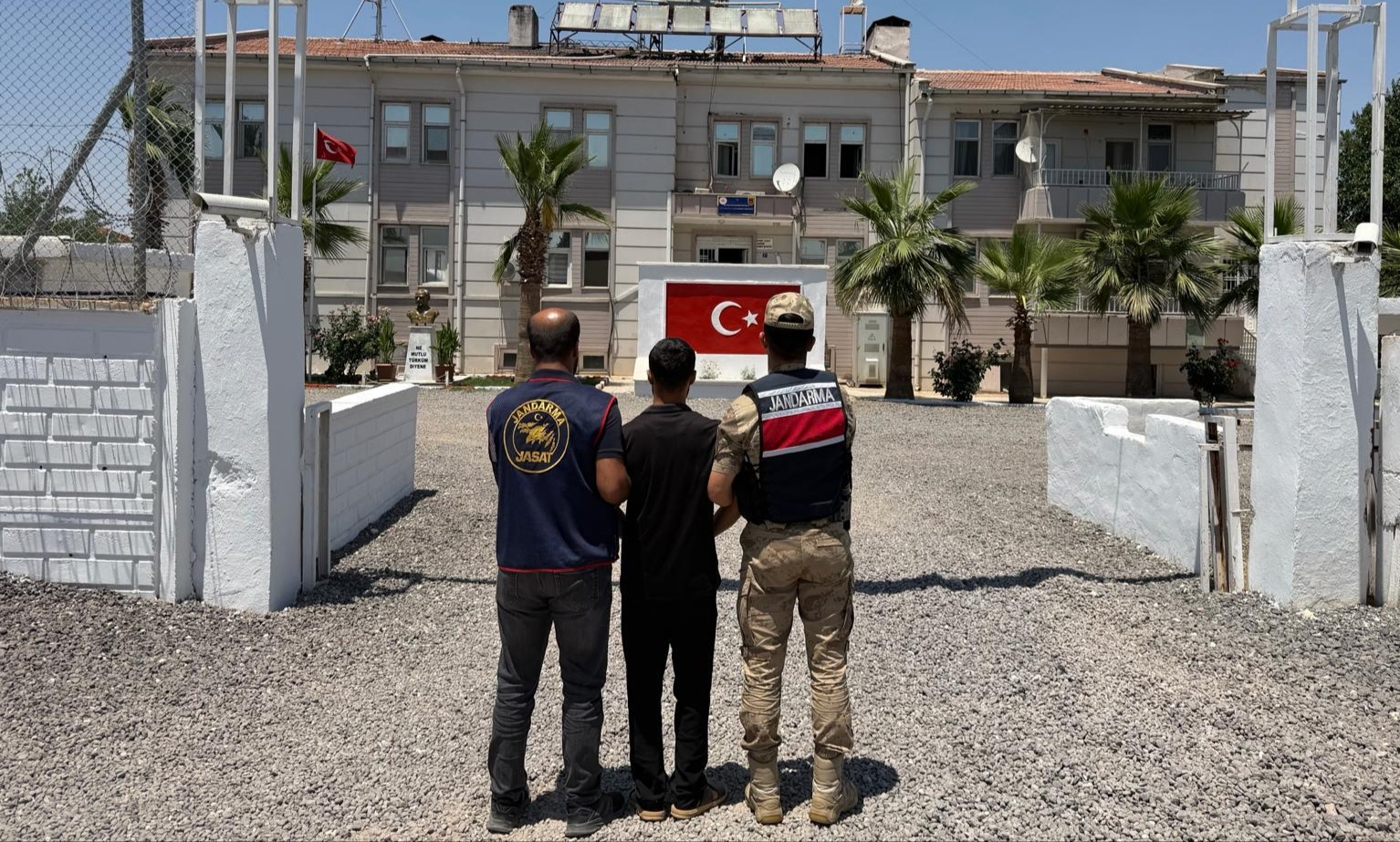 Akçakale’de Dolandırıcılık Hükümlüsü Jandarmadan Kaçamadı