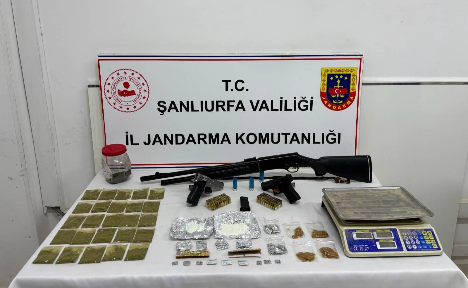 Uyuşturucu Operasyonu: Silah ve Uyuşturucu Ele Geçirildi