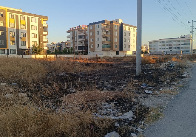 Konuklu Mahallesi’nden Belediyeye Çağrı: Kuru Otlar Temizlensin!