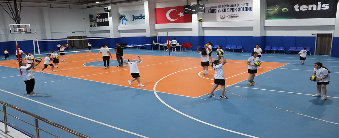 Kız Çocuklarından Voleybol Kursuna Yoğun İlgi!