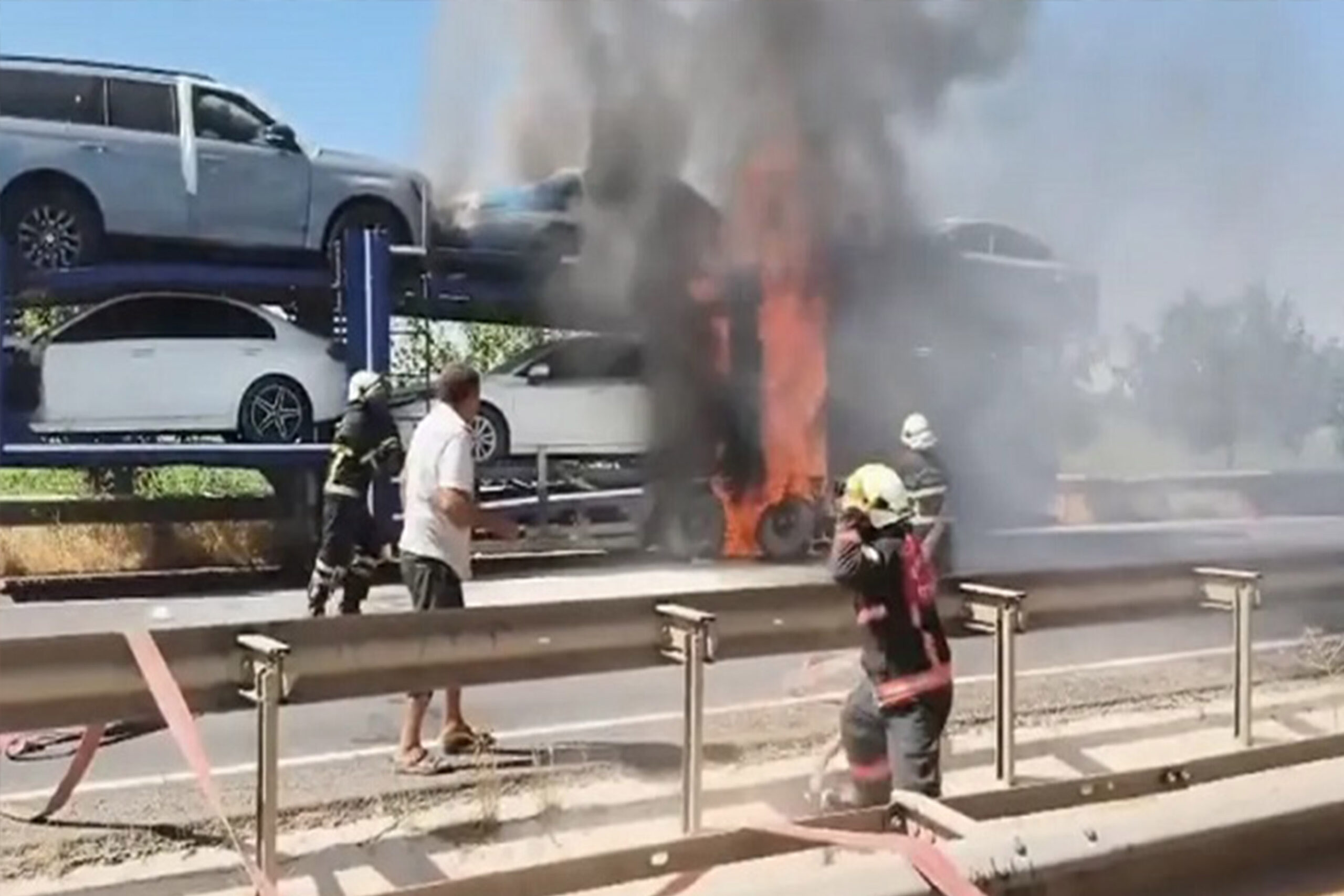 Urfa’da otomobil yüklü TIR alev alev yandı!