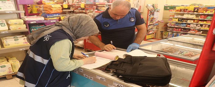 Büyükşehir Zabıtasından Marketlere Sıkı Denetim!